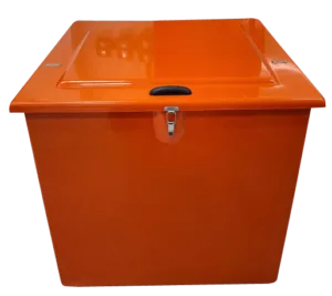 Imagem do Baú para Coletes Salva Vidas Código 878. A caixa é grande e quadrada, com corpo cinza e tampa laranja vibrante. Feita de fibra de vidro, possui fechos prateados em aço inox e está posicionada em fundo neutro.