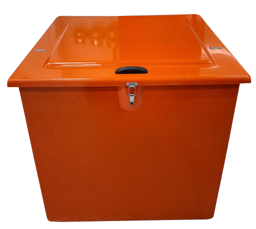 Foto de Imagem do Baú para Coletes Salva Vidas Código 878. A caixa é grande e quadrada, com corpo cinza e tampa laranja vibrante. Feita de fibra de vidro, possui fechos prateados em aço inox e está posicionada em fundo neutro.