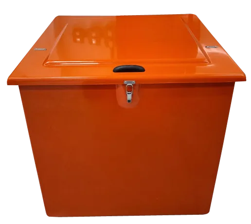 Foto de Imagem do Baú para Coletes Salva Vidas Código 878. A caixa é grande e quadrada, com corpo cinza e tampa laranja vibrante. Feita de fibra de vidro, possui fechos prateados em aço inox e está posicionada em fundo neutro.