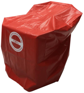 Imagem de uma capa protetora vermelha modelo C130 para carretinha de espuma. A capa cobre todo o equipamento e apresenta identificação visual clara.