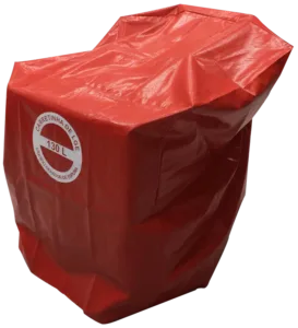 Imagem de uma capa protetora vermelha modelo C130 para carretinha de espuma. A capa cobre todo o equipamento e apresenta identificação visual clara.
