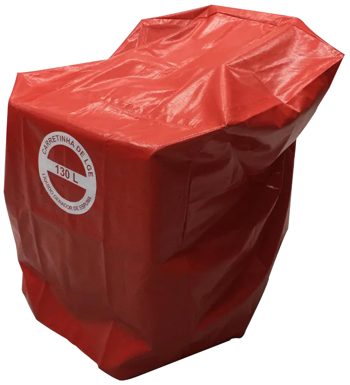 Foto de Imagem de uma capa protetora vermelha modelo C130 para carretinha de espuma. A capa cobre todo o equipamento e apresenta identificação visual clara.
