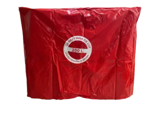 Imagem de uma capa protetora vermelha modelo C200 para carretinha de espuma de 200L. A capa é feita de lona resistente e sinaliza o equipamento de combate a incêndio.