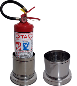 Imagem de um suporte de piso para extintor modelo Cartola em aço inox. O design elegante é ideal para hotéis e recepções, mantendo o extintor levemente elevado do chão.