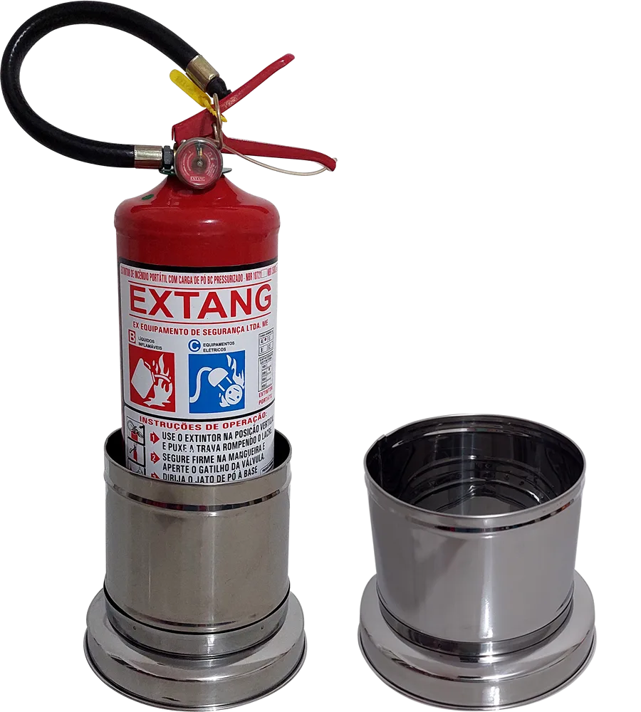 Foto de Imagem de um suporte de piso para extintor modelo Cartola em aço inox. O design elegante é ideal para hotéis e recepções, mantendo o extintor levemente elevado do chão.