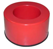 Imagem do Suporte para Extintor Código Circular 18. O suporte é uma base redonda vermelha feita de fibra de vidro, com acabamento em borracha preta na borda superior, projetado para acomodar extintores de pó químico de 4kg e 6kg no chão.