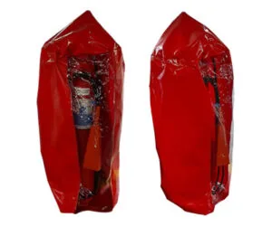 Imagem de uma capa para carreta de incêndio, feita de lona de PVC vermelha espessa. Ela cobre o equipamento até o chão e tem uma janela transparente na frente para visualização.