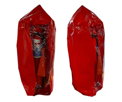 Foto de Imagem de uma capa para carreta de incêndio, feita de lona de PVC vermelha espessa. Ela cobre o equipamento até o chão e tem uma janela transparente na frente para visualização.