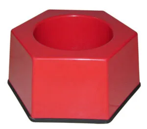 Imagem do Suporte para Extintor Código Sextavado. O suporte é uma base hexagonal vermelha de fibra de vidro, com acabamento em borracha preta na borda superior, projetado para acomodar diversos tipos de extintores no chão.