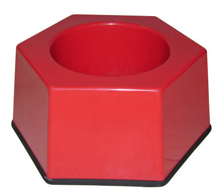 Foto de Imagem do Suporte para Extintor Código Sextavado. O suporte é uma base hexagonal vermelha de fibra de vidro, com acabamento em borracha preta na borda superior, projetado para acomodar diversos tipos de extintores no chão.
