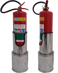 Imagem de um suporte de piso para extintor com design cilíndrico (modelo Torre), feito em inox polido com base mais larga, usado em locais que requerem sofisticação visual.