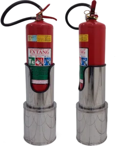 Imagem de um suporte de piso para extintor com design cilíndrico (modelo Torre), feito em inox polido com base mais larga, usado em locais que requerem sofisticação visual.