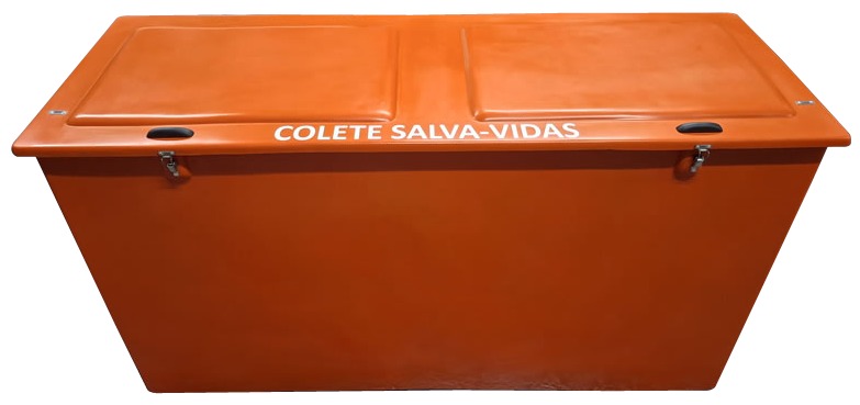 Foto de Imagem do Baú para Coletes Salva Vidas Código 11207. A caixa é longa e horizontal, com corpo cinza e uma grande tampa laranja. Fabricada em fibra de vidro, possui múltiplos fechos em aço inox na parte frontal.