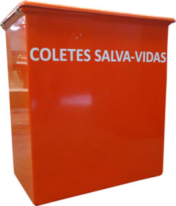 Imagem do Baú para Coletes Salva Vidas Código 11510. O formato é vertical e alongado. O corpo é cinza e a porta frontal é laranja. Possui fechos em aço inox e está fabricado em fibra de vidro brilhante.