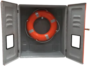 Imagem do Abrigo para Bóias Salva-Vidas Código 983. A caixa é quadrada e ampla, na cor laranja vibrante. Possui porta com visor transparente central e fecho em aço inox. O interior é cinza e mostra o suporte para pendurar as bóias.