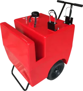 Imagem da Carreta Proporcionadora de Espuma 200L. O tanque é grande e amarelo, feito de fibra de vidro, montado sobre um chassi de aço preto com rodas resistentes. O equipamento é mais largo e profundo que o modelo padrão. Possui alça de manuseio e abertura superior.