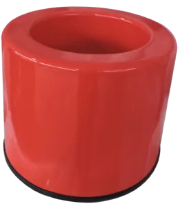 Imagem do Suporte para Extintor Código Circular 25. O suporte é uma base circular vermelha mais alta, feita de fibra de vidro, com acabamento em borracha preta. Projetado para oferecer maior estabilidade a diversos modelos de extintores.