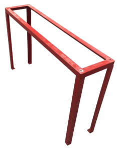 Imagem de um pedestal vermelho para abrigos de incêndio. A estrutura é feita de perfis de aço em "L", com 60cm de altura e quatro sapatas na base com furos para parafusar no chão.