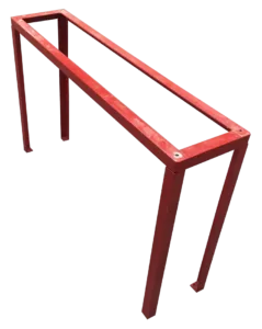 Imagem de um pedestal vermelho para abrigos de incêndio. A estrutura é feita de perfis de aço em "L", com 60cm de altura e quatro sapatas na base com furos para parafusar no chão.